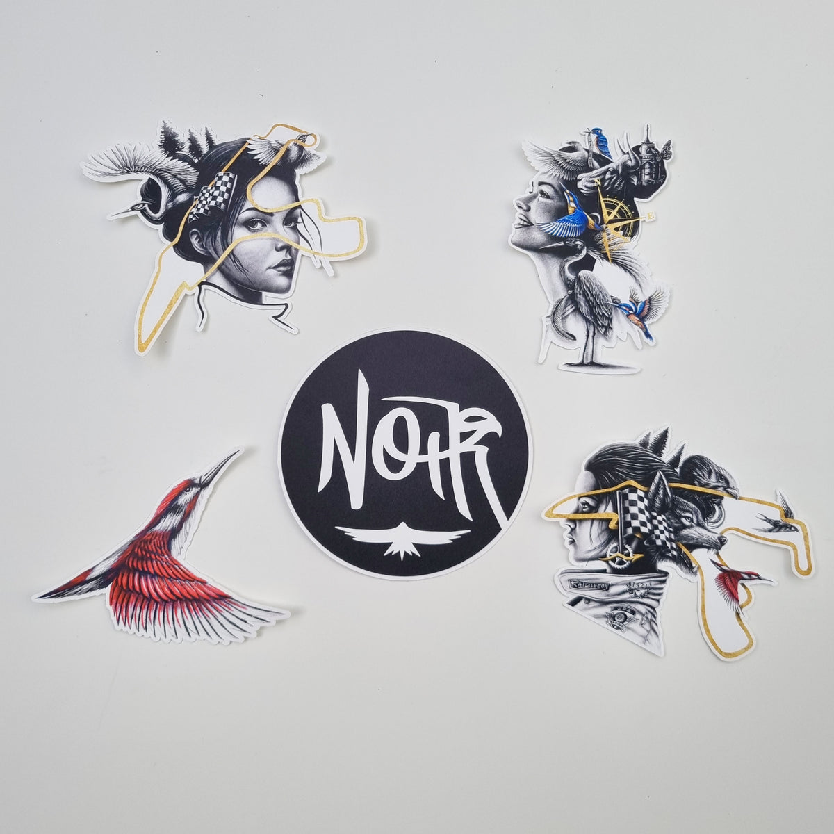 Pochette Exclusive – 5 Cartes Postales + 5 Stickers NOIR artist × Spa-Francorchamps