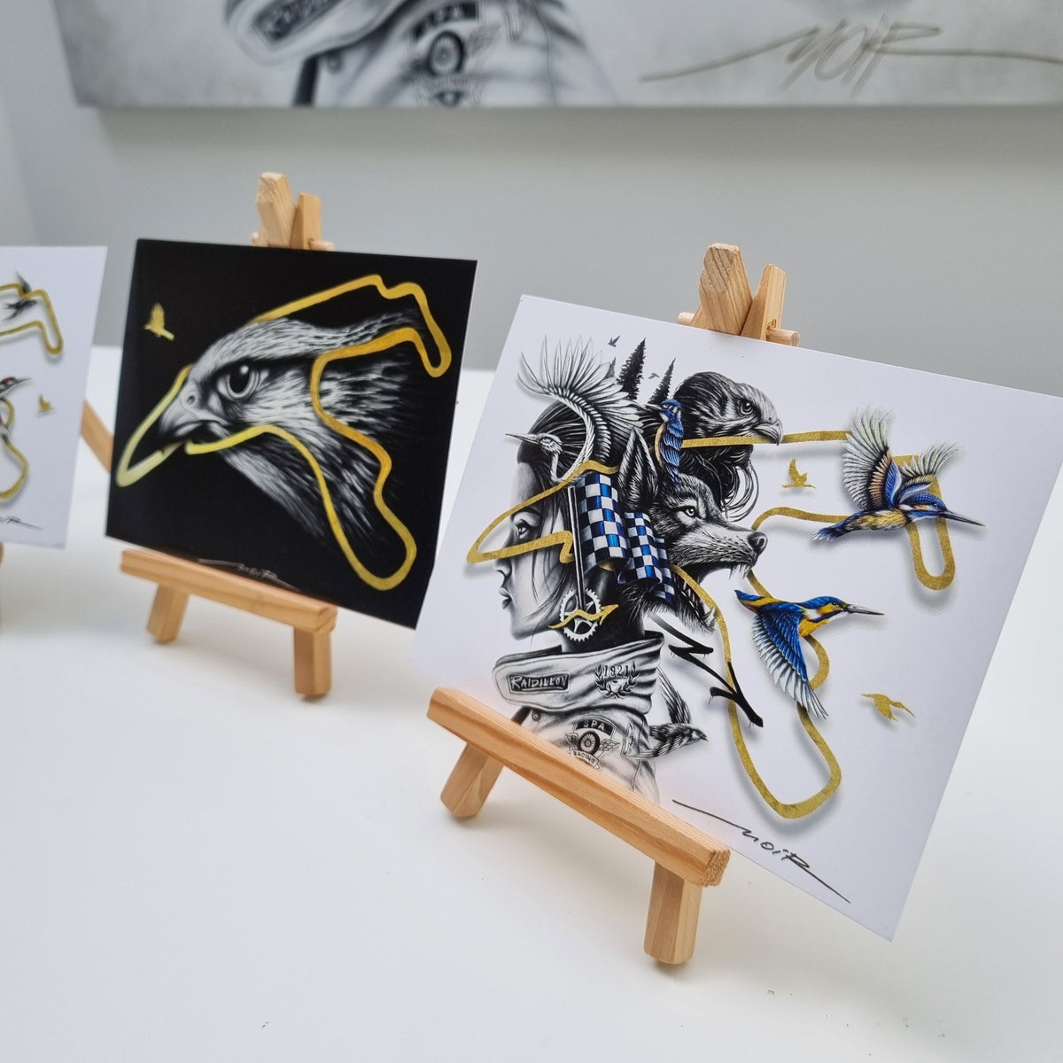 Pochette Exclusive – 5 Cartes Postales + 5 Stickers NOIR artist × Spa-Francorchamps