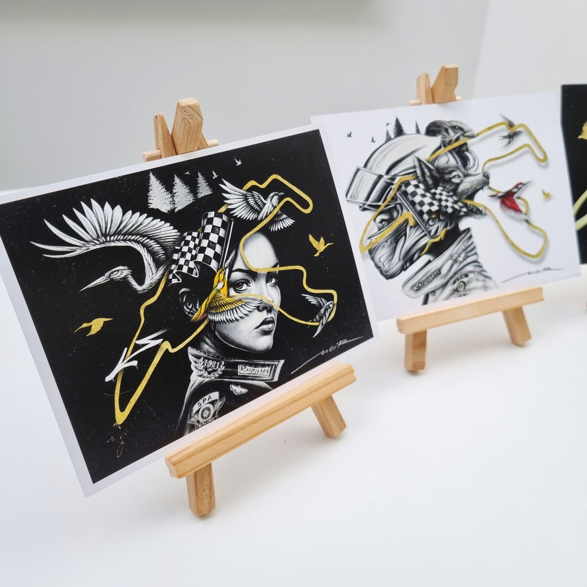 Pochette Exclusive – 5 Cartes Postales + 5 Stickers NOIR artist × Spa-Francorchamps