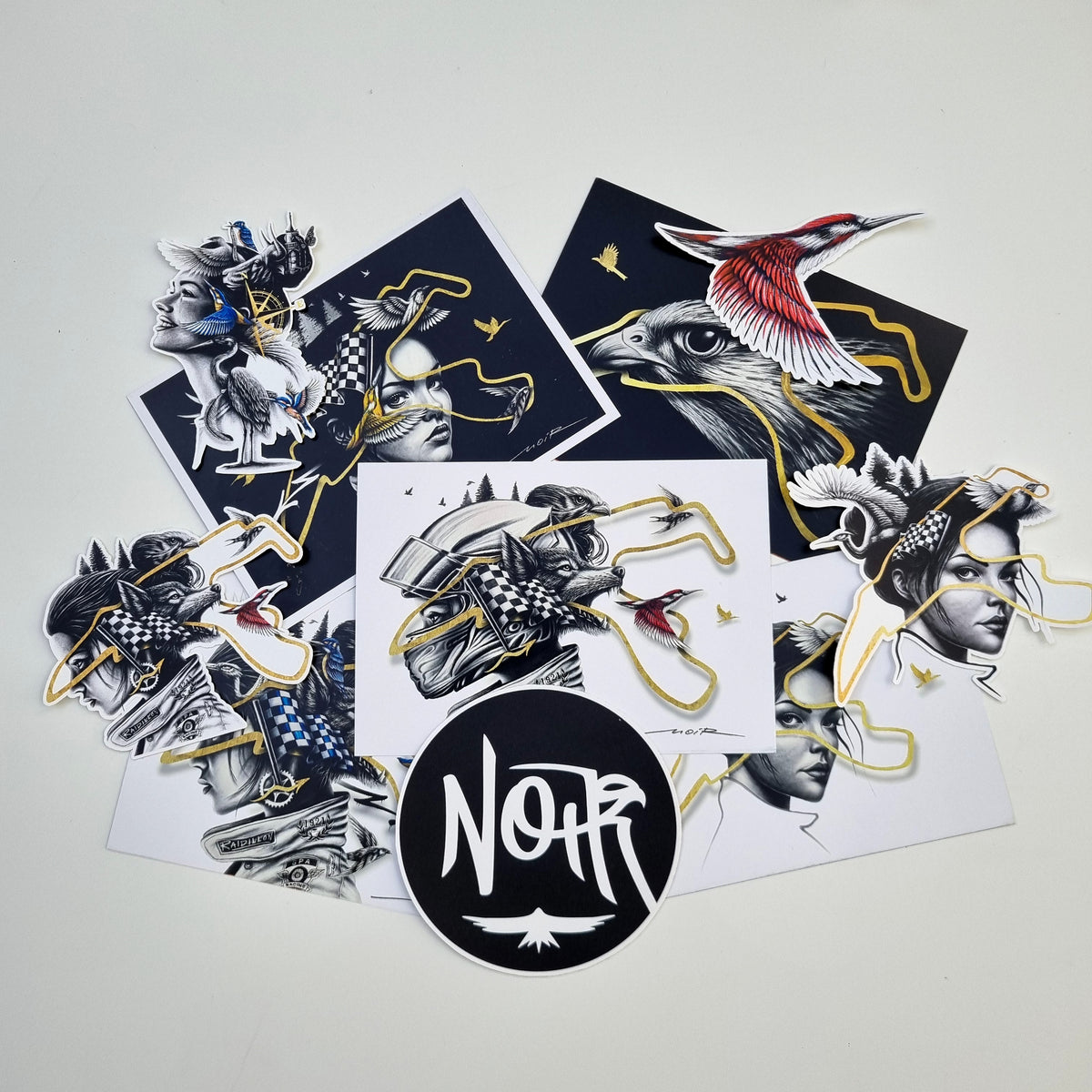 Pochette Exclusive – 5 Cartes Postales + 5 Stickers NOIR artist × Spa-Francorchamps